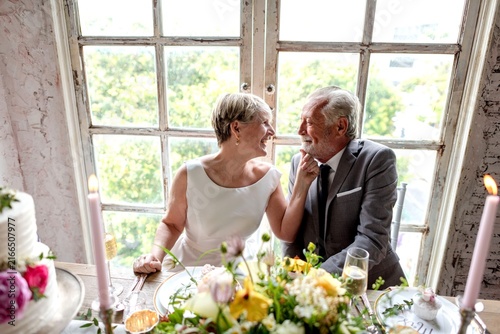 Cuadro en lienzo Joyful elderly couple wedding celebration