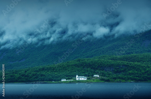 Bild auf Leinwand Lofoten Norway – Misty Hillside Village and Cloud‑Wrapped Mountain