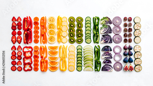 Fruits et légumes coupées en lamelles disposés sur fond blanc et vues de dessus