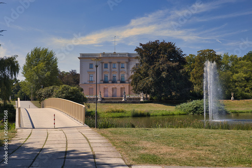 Klassizistisches Weißes Haus im historischen agra-Park mit Statuen im Vordergrund bei Sonnenschein, Markkleeberg, Landkreis Leipzig, Sachsen, Deutschland