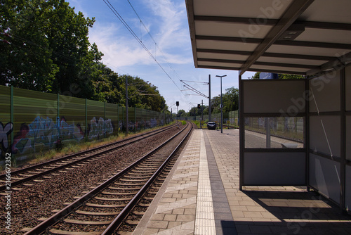 Moderner S-Bahn-Bahnhof mit Bahnsteigen, Gleisen und blauem Himmel bei Sonnenschein, Markkleeberg Mitte, Landkreis Leipzig, Sachsen, Deutschland