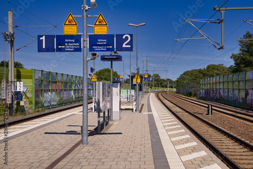 Moderner S-Bahn-Bahnhof mit Bahnsteigen, Gleisen und blauem Himmel bei Sonnenschein, Markkleeberg Mitte, Landkreis Leipzig, Sachsen, Deutschland
