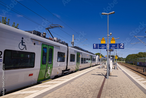 Canvastavla Eine moderne S-Bahn steht am Bahnsteig eines Bahnhofs, öffentlicher Nahverkehr,
