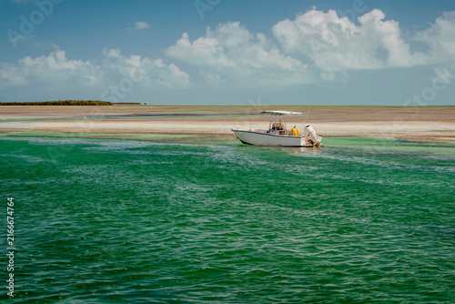 Foto A small unmanned motor boat in tropical waters with blue sky and clouds