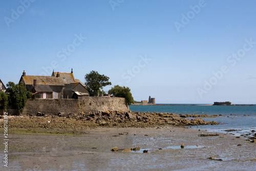 Cuadro en lienzo Cottage by the sea, Saint-Vaast-la-Hougue, Normandy, France, with Île Tatihou an