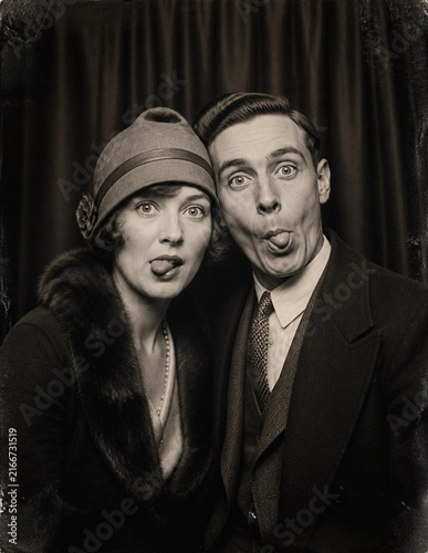 Obraz na płótnie Funny 1920s couple making faces for camera