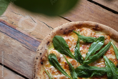 Cuadro en lienzo Pizza artesanal com queijo derretido, tomates, presunto e manjericão