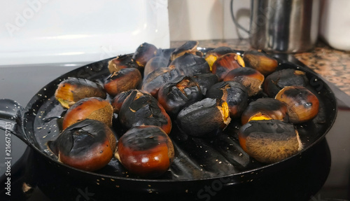 Canvastavla Castañas asadas vistas desde un ángulo bajo