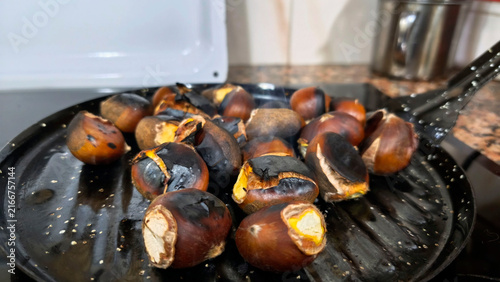 Canvastavla Primer plano de castañas asadas recién hechas