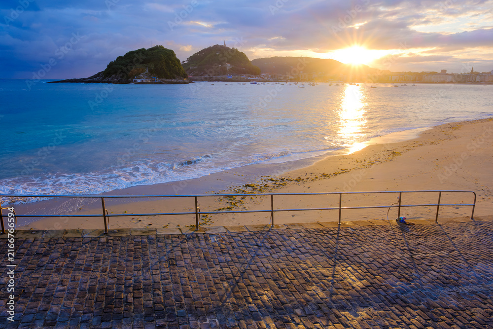 Naklejka premium Ondarreta Beach and La Concha Bay at Sunrise in San Sebastian, Basque Country, Spain