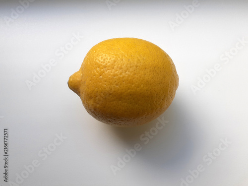 Fotografía Yellow Lemon Isolated. Side view of a sour citrus fruit.