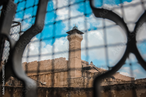 Quadro su tela Ibrahimi Mosque minaret viewed through security fence