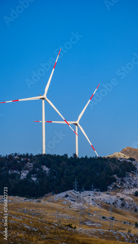 Foto wind turbine in the mountains