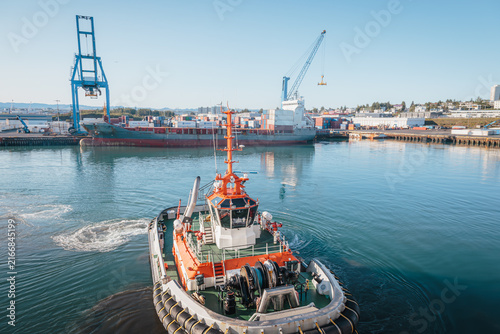 Foto Cruise Ship Sailing Into Reykjavik Harbour With Views Toward the City and Surrou