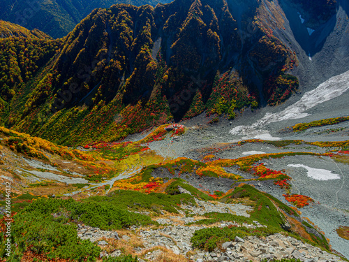 Bild auf Leinwand Snowfields and Karasawa Hut in Karasawa Cirque, Northern Alps, Nagano, Japan / 長