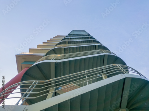 Foto 物流センター・巨大倉庫のトラック用車道スロープとダイナミックな建造物
（英語例: Low angle view of a curved vehicle ramp