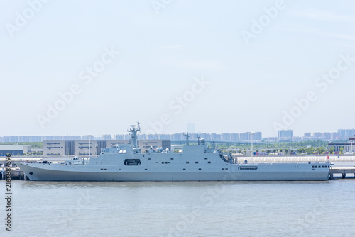 Фотография Chinese Navy military vessel docked beside the Yangtze River near Shanghai, China