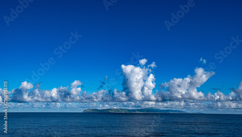 Fotografía 青い海と雲が広がる利尻島周辺の風景