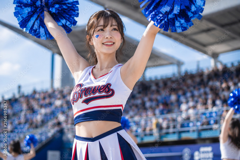 Fototapeta premium スタジアムで赤青ラインの衣装を着たチアリーダー
