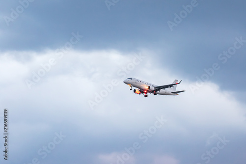 夕暮れの空へ飛翔する旅客機 旅立ちと未来へのイメージ