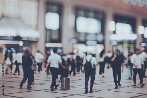 Obraz na plátně 大阪の街を歩く人々ぼかし風景