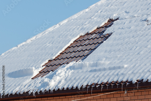 Canvastavla Snow covers a roof with broken tiles