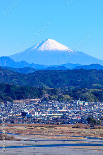 遠くから眺める富士山のとても雄大な風景The truly magnificent view of Mount Fuji seen from afar