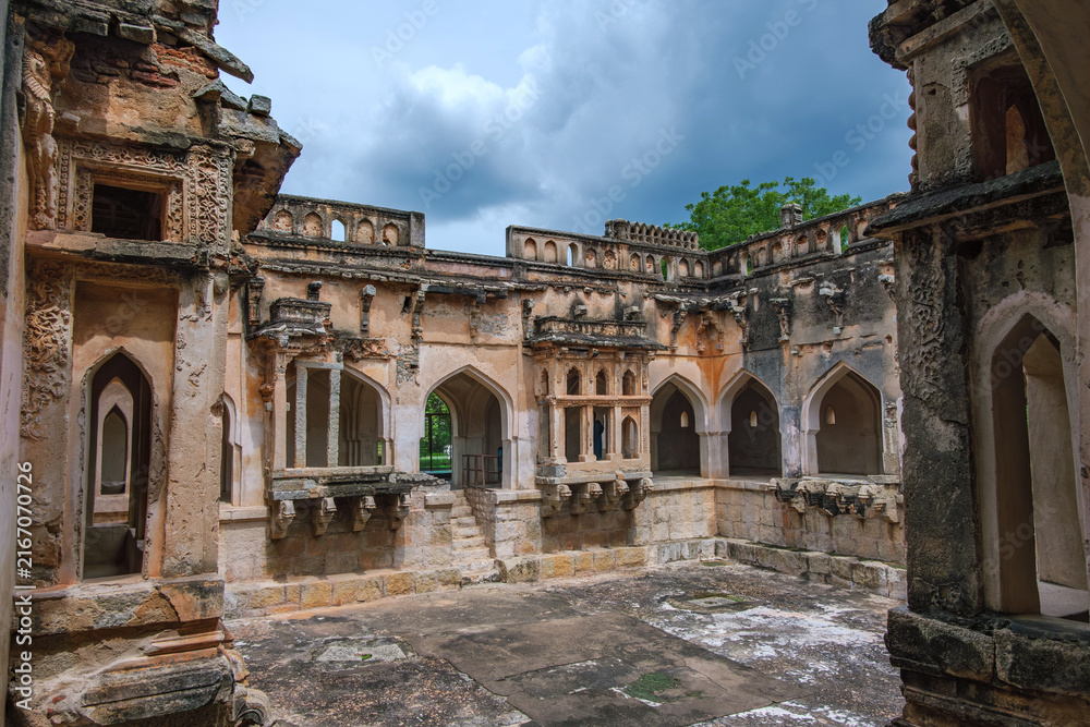 Obraz premium The Queens bath at Hampi India. It is an ornate, historic bathing chamber used by the king & his wives of the Vijaynagar empire.