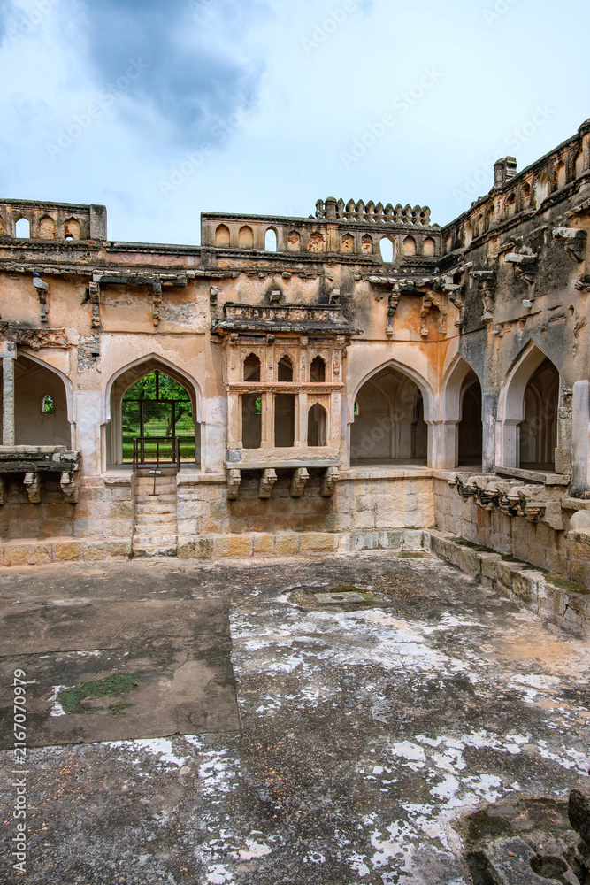 Obraz premium The Queens bath at Hampi India. It is an ornate, historic bathing chamber used by the king & his wives of the Vijaynagar empire.