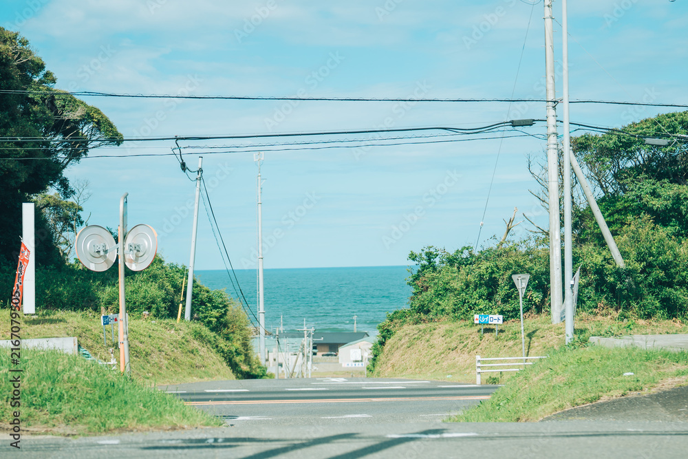 Obraz premium 海の見える田舎道