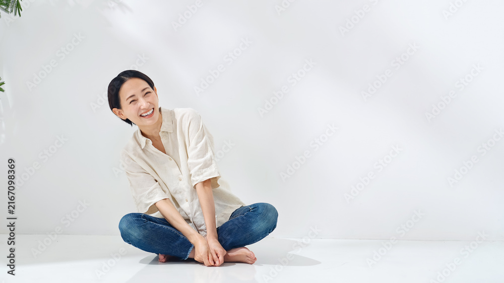 Fototapeta premium リラックスするミドル女性。美容、ボディケア、スキンケア、コスメ、化粧品、美人、美肌、笑顔、アパレル