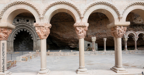 Konstfotografi Romanesque arches and carved stone capitals at San Juan de la Peña monastery, Sp
