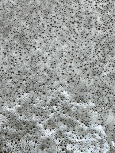 Foto Of gray soapy water foam with numerous bubbles