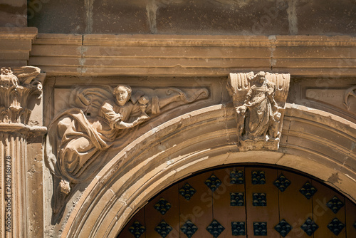 Foto Historic carved stone archway with figurative reliefs, sculpted figures and orna