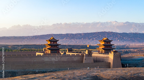 Fotografía Jiayuguan Pass and its historic fortress towers rise above the arid landscape of Gansu, China, with the mountains and Gobi Desert in the distance