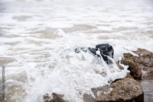 Foto Professional camera caught powerful ocean surf as foamy seawater crashes over co