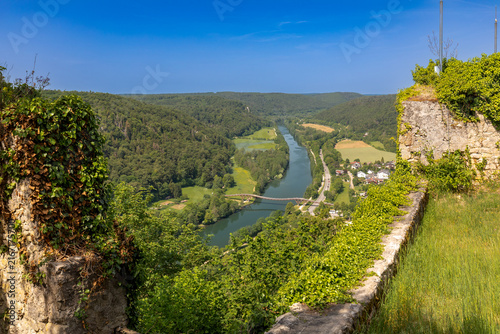 Blick von Burgruine Randeck über Essing ins Altmühltal, Bayern