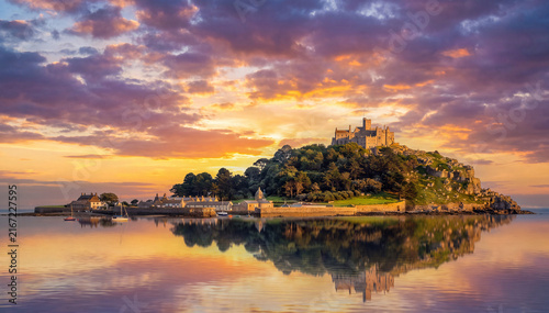 Spektakulärer Sonnenuntergang über St Michael's Mount mit perfekter Spiegelung im ruhigen Wasser in Cornwall, England