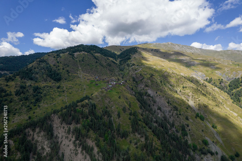 Foto Traditional Mountain Village on Ridge, Tusheti Georgia