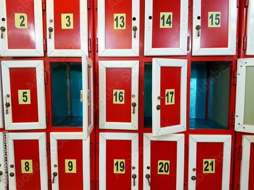 Foto Red lockers numbered from 2 to 21 in a school setting, vibrant colors and clean