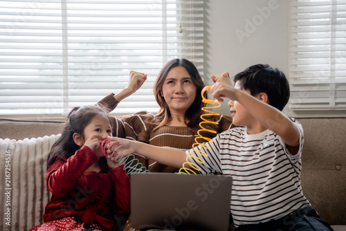 Canvastavla Stressed mother dealing with noisy children while working from home