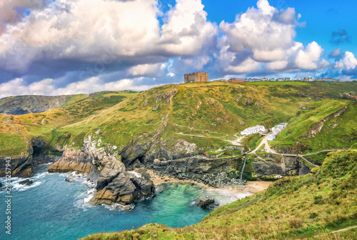 Spektakuläre Klippenlandschaft am Tintagel Haven mit dem Camelot Castle Hotel in Cornwall, England