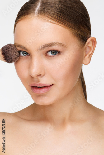 фотографія Beautiful half-naked woman smiling and using makeup brush
