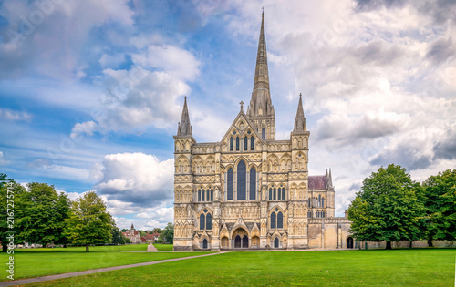 Gotische Kathedrale von Salisbury in England an einem Sommertag