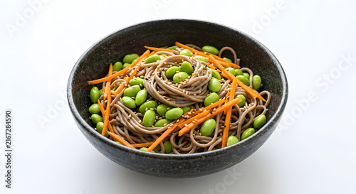 Buchweizennudeln mit Edamame isoliert auf Weiß