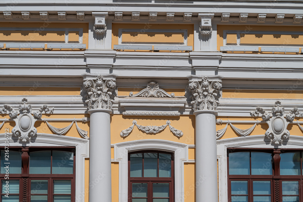 Naklejka premium Elegant architectural details of a historic building in bright sunlight