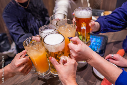 ビールやカクテルで乾杯