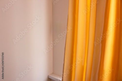 Canvastavla yellow curtains in a room