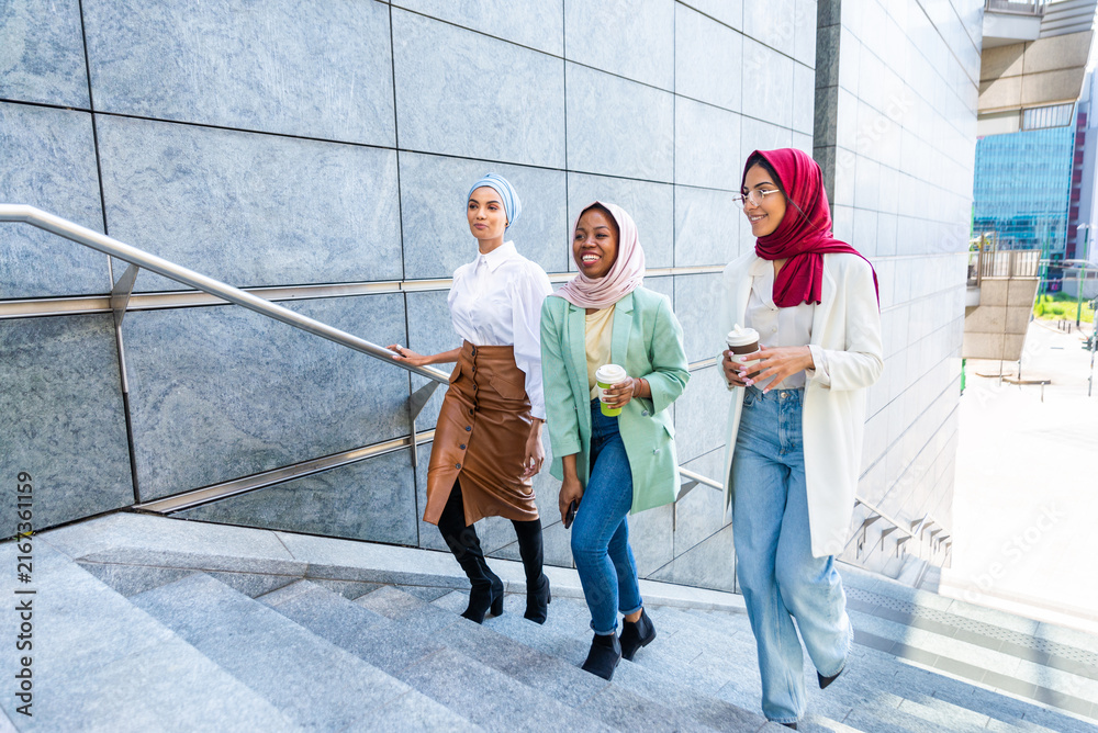 Obraz premium Beautiful muslim girl wearing hijab bonding outdoors