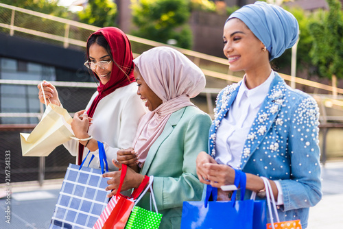 Foto Beautiful muslim girl wearing hijab bonding outdoors